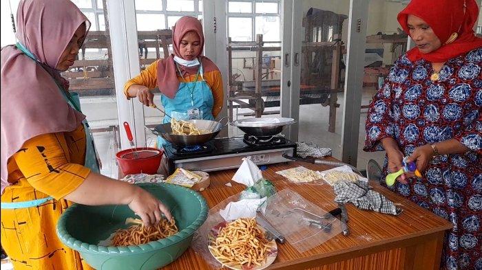 PELATIHAN OLAHAN MAKANAN DARI POKIR - SEGOROYOSO